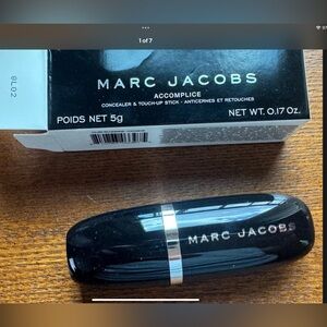 MARC JACOBS NIB-ACCOMPLICE CONCEALER AND TOUCH-UP STICK